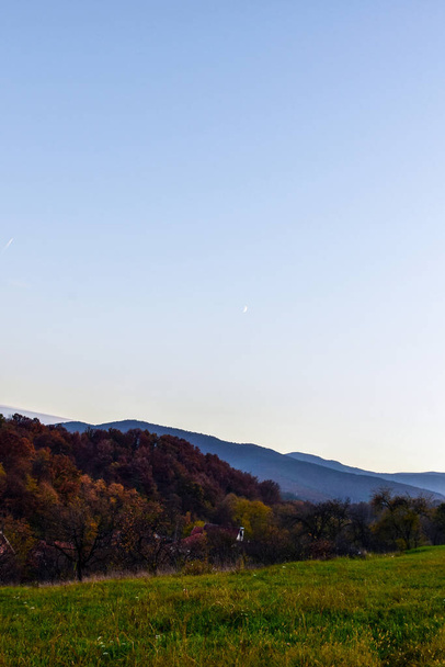 Pradera verde en la ladera, con vistas a los picos de las montañas - Foto, Imagen