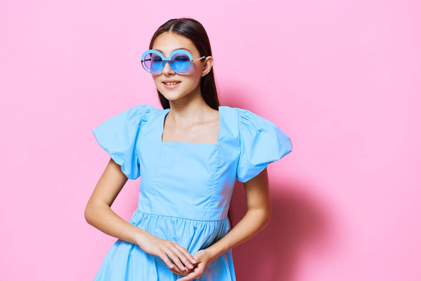 różowy kobieta piękny radość atrakcyjny model uśmiech pozytywna osoba ekspresja kolorowe lato niebieski moda młody portret sukienka ładna lady styl studio - Zdjęcie, obraz