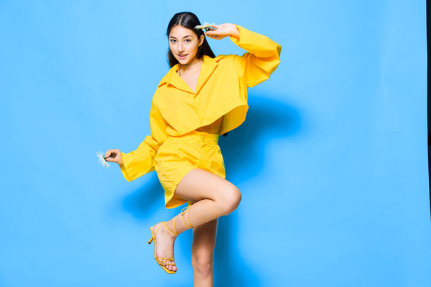 žena osoba modrá svoboda štěstí dáma izolované koncept krása péče letní model květina žlutá mladý úsměv portrét žena móda heřmánku kavkazský - Fotografie, Obrázek