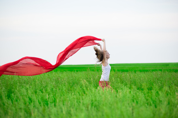 Lady corriendo con tejido en campo verde
 - Foto, Imagen