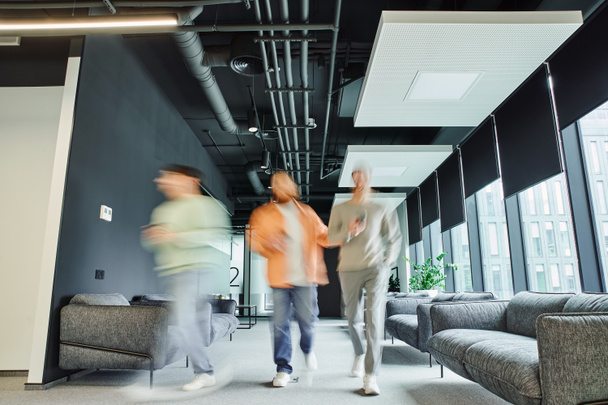 mozgás elmosódása modern vállalkozók alkalmi ruhák séta lounge folyosón kényelmes kanapék coworking iroda high-tech belső, mozgás, együttműködés, dinamikus üzlet - Fotó, kép