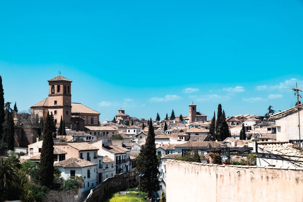 Granada, Hiszpania. 14 kwietnia 2022: dzielnica Albaicin Katedra San Ildefonso z błękitnym niebem. - Zdjęcie, obraz