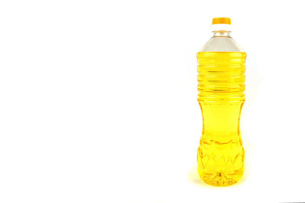 aceite de girasol en una botella aislada sobre fondo blanco, espacio para copiar - Foto, Imagen
