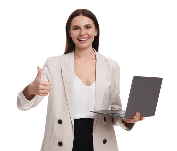 Bella donna d'affari in giacca e cravatta con computer portatile che mostra i pollici su sfondo bianco - Foto, immagini