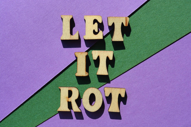 Let It Rot, parole in lettere di alfabeto di legno isolate su sfondo - Foto, immagini