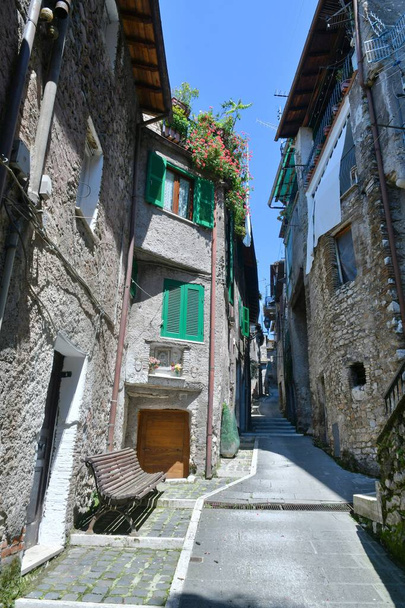 Вузька вулиця між старими будинками Олевано Романо, середньовічного міста в районі Лаціо (Італія).. - Фото, зображення