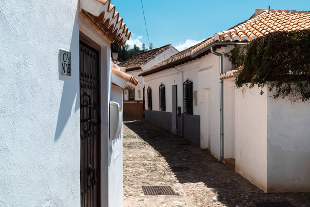Granada, España. 14 de abril de 2022: Arquitectura del barrio del Albaicín y cielo azul. - Foto, imagen