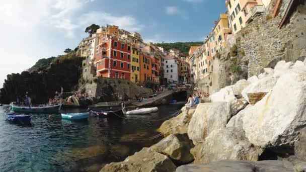 Riomaggiore seacoast, Ιταλική πόλη Cinque Terre.  - Πλάνα, βίντεο