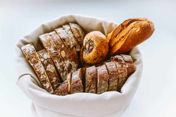 Lajike kotitekoinen leipä pellavakangasleipälaatikossa, ympäristöystävällinen ruokavarasto - Valokuva, kuva