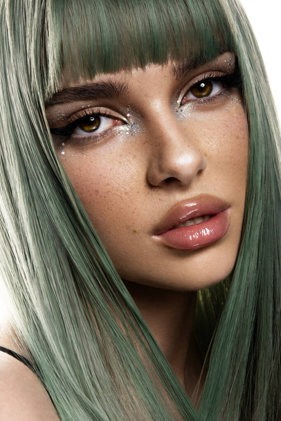 Beauty Fashion Model Girl with Colorful Dyed Hair. Girl with perfect Makeup and Hairstyle. Model with perfect Healthy Dyed Hair. Green Hair. High quality photo - Foto, immagini