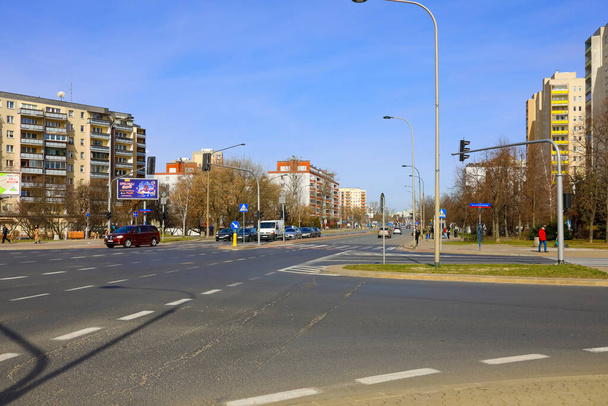 Warszawa, Polska - 18 marca 2023: Ogólny widok na budynki przy jednej z głównych ulic osiedla Goclaw na Pradze Poludnie - Zdjęcie, obraz