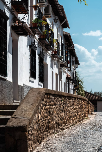 Granada, España. 14 de abril de 2022: Arquitectura del barrio del Albaicín y cielo azul. Paisaje panorámico del barrio. - Foto, imagen