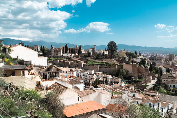 Granada, España. 14 de abril de 2022: Arquitectura del barrio del Albaicín y cielo azul. Paisaje panorámico del barrio. - Foto, Imagen