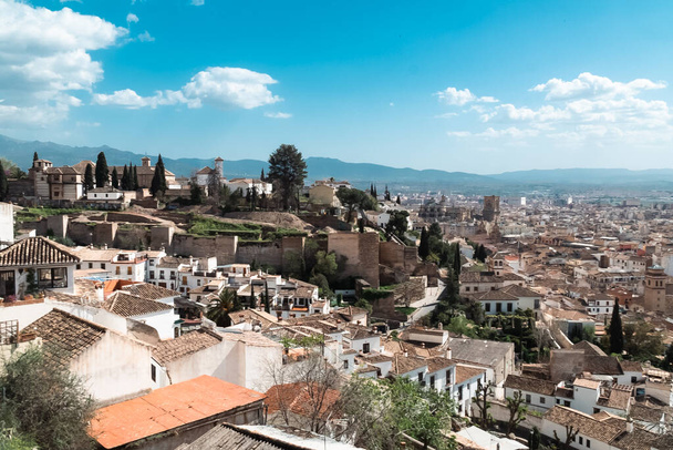 Granada, Spanje. 14 april 2022: Albaicin buurtarchitectuur en blauwe lucht. Panoramisch landschap van de buurt. - Foto, afbeelding