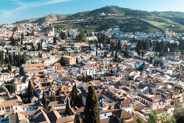 Granada, España. 14 de abril de 2022: Arquitectura del barrio del Albaicín y cielo azul. Paisaje panorámico del barrio. - Foto, Imagen