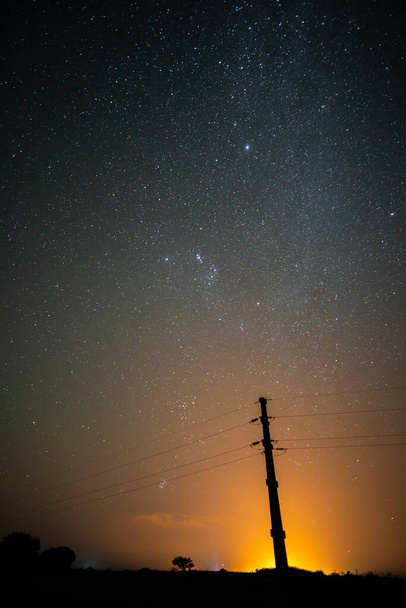 Suurjännitelinja yömaisemassa, La Pampa, Patagonia, Argentiina. - Valokuva, kuva