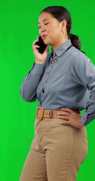 Телефонний дзвінок, посмішка і привіт з діловою жінкою на зеленому екрані для мереж, спілкування та професіоналів. Контакт, зворотній зв'язок і розмова зі співробітником на фоні студії для зв'язку. - Кадри, відео