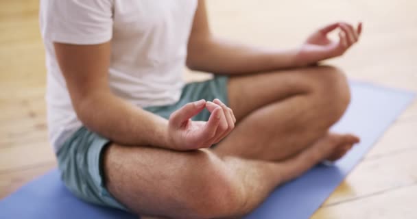 Egzersiz paspasındaki nilüfer ellerle yoga ve spor, oturma odasındaki sabah rutini için sağIık ve kişisel bakım. Erkek yogi, egzersiz ve zen evde meditasyon, sağlık ve bilinçli poz. - Video, Çekim
