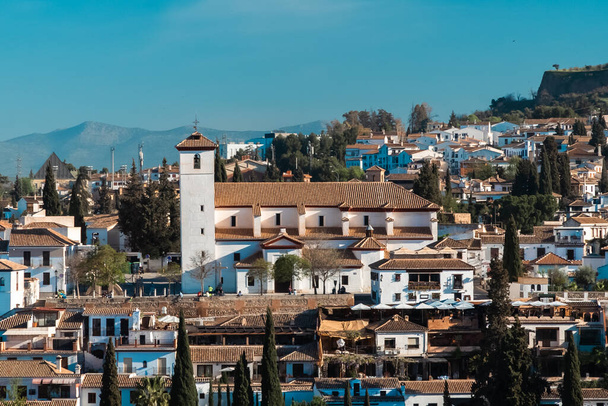 Panoramisch landschap van de wijk Albaicin gezien vanaf het Alhambra. Granada, Spanje. - Foto, afbeelding