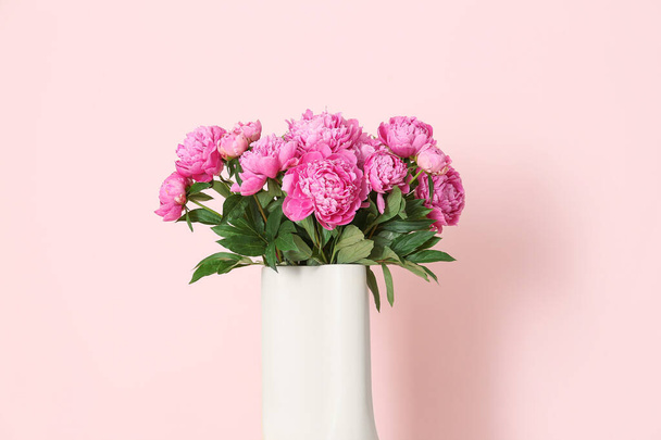 Váza růžové pivoňky na barevném pozadí - Fotografie, Obrázek