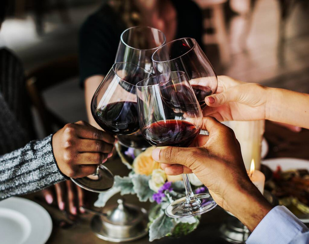 Přátelé připíjejí své sklenice na víno na oslavu - Fotografie, Obrázek