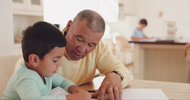 Grootvader, praten of kind tekenen in boeken voor het leren van ontwikkeling samen in het huis van de familie. Ondersteuning, huiswerk of grootouder die een creatieve jongen of een artistiek kind schrijfvaardigheid of binding bijbrengt. - Video