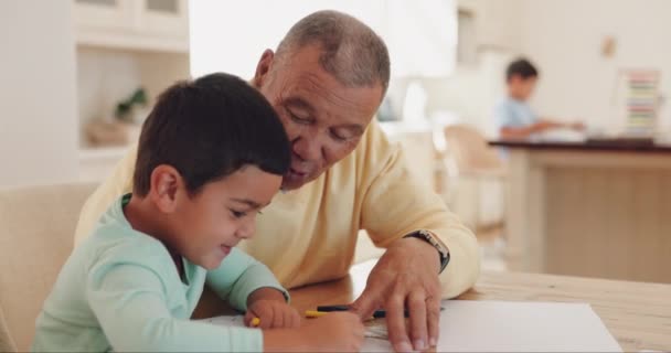 Nonno, discussione o disegno bambino in libri per imparare lo sviluppo insieme nella casa di famiglia. Supporto, compiti o nonni che insegnano a un ragazzo creativo o a un bambino felice abilità di scrittura o legame. - Filmati, video