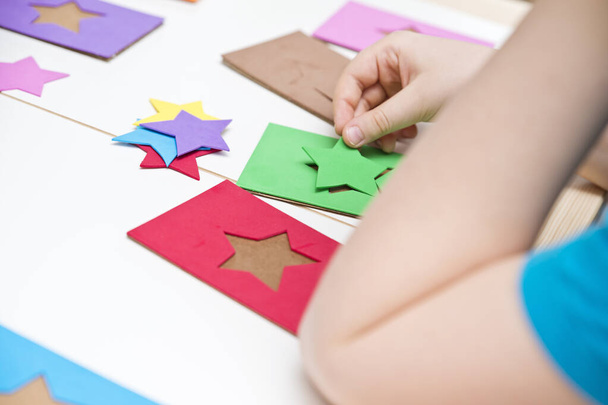 Värien oppiminen Vastaavat peli löytää kortin jokaiselle tähdelle. 5 minuutin käsitöitä, helppo peli ideoita. Montessorin metodologian työkalu keskittymiseen, keskittymiseen, puheterapiaan ja hienomotoriikkaan. - Valokuva, kuva