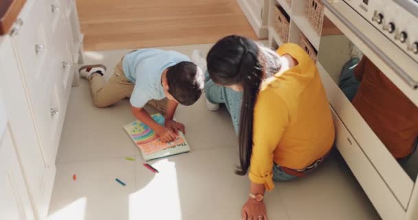 Educação, desenho e mãe com criança no chão para ensinar, estudar e saber. Aprendizagem, arte e mãe com criança criativa para casa escola, lição de casa e desenvolvimento, ligação e cuidado na cozinha - Filmagem, Vídeo