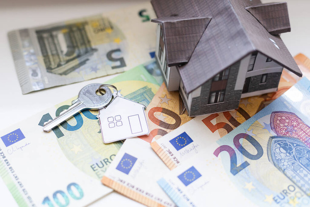 Wzorowy dom na banknotach euro. Wysokiej jakości zdjęcie - Zdjęcie, obraz