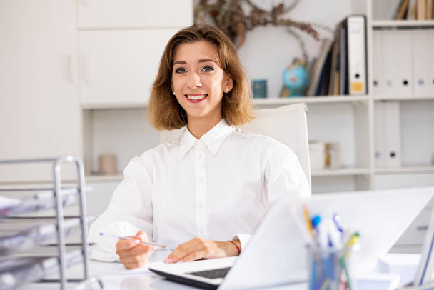 Portrait of successful business woman in modern office interior - Foto, Imagen