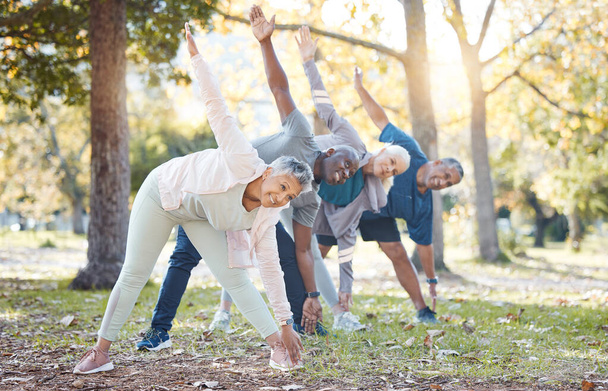 Yoga, parc et les personnes âgées étirement, fitness et exercice avec bonheur, bien-être et soulagement du stress. Femmes âgées, nature et hommes âgés en plein air, se détendre et objectif d'entraînement avec le progrès et la santé. - Photo, image
