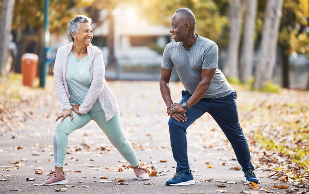 Bewegung, Stretching und Senioren-Paar im Park für einen gesunden Körper, Wellness und Workout im Freien. Ruhestand, Sport und glückliche Männer und Frauen dehnen Beine für Fitness, Training und Aufwärmen für das Wohlbefinden. - Foto, Bild