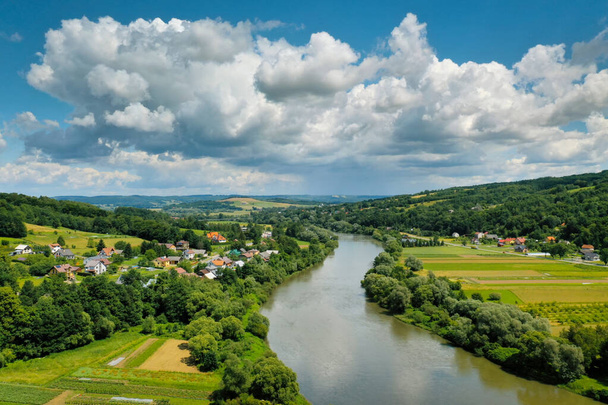 Vallée de San River près de Dynow. Voïvodie de Podkarpackie. Paysage naturel estival. Vue sur drone. La Pologne, un beau paysage polonais.  - Photo, image