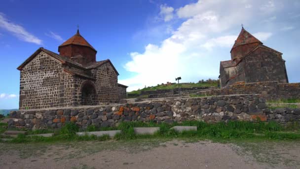 Γραφική θέα της παλιάς εκκλησίας Sevanavank στη Σεβάν της Αρμενίας την ηλιόλουστη μπλε ημέρα του ουρανού. Συγκρότημα μοναστηριών Sevanavank στη χερσόνησο στη βορειοδυτική ακτή της λίμνης Sevan στην Αρμενία - Πλάνα, βίντεο