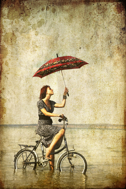 şemsiye motorsikletli kız. Fotoğraf eski görüntü stili. - Fotoğraf, Görsel