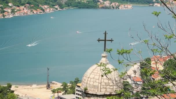 Vue aérienne du dôme de l'église et de la mer Adriatique. Camionnage à gauche. Vacances d'été. - Séquence, vidéo