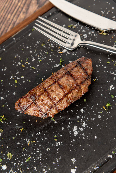 Lihapulla grillattu cheddar kivi leikkuulauta pihviravintolassa - Valokuva, kuva