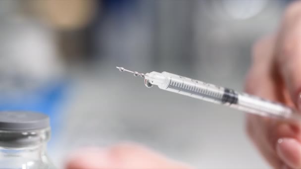 orvosi fecskendő az injekció belsejében lévő gyógyszerrel és a betegség kezelésével, közelkép - Felvétel, videó