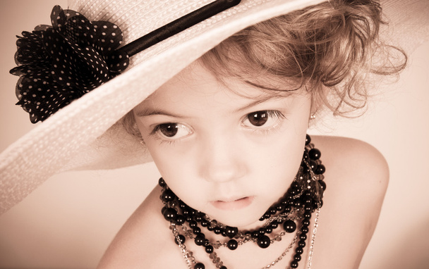 Mała dziewczynka kapelusz i naszyjnik - Zdjęcie, obraz