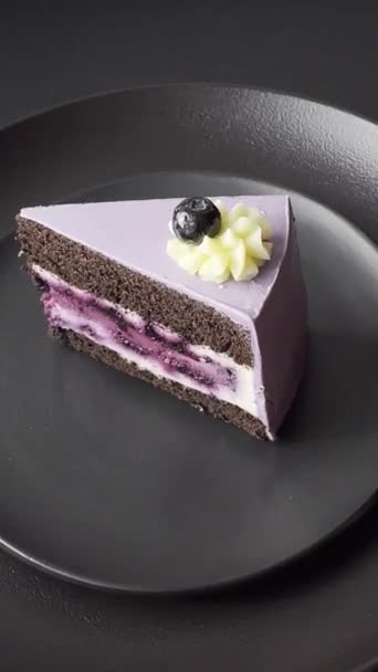 Finom friss áfonyás vagy feketeribizli torta krémsajttal, sötét beton alapon - Felvétel, videó