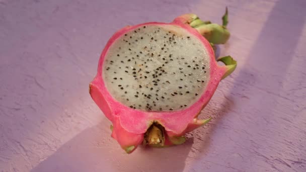 Sárkány gyümölcs trópusi egészséges gyümölcs koncepció, sárkány gyümölcs szelet és vágott fele - Felvétel, videó