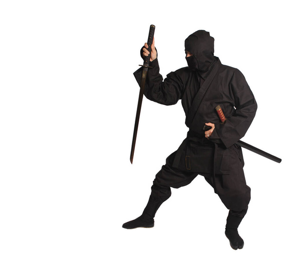 aziatische man dragen ninja vechtsport uniform geïsoleerd op witte achtergrond - Foto, afbeelding
