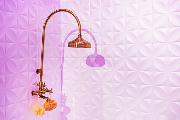 réz elegáns csaptelep zuhanyzóval, mosdóruha orgona fürdőszobában - Fotó, kép