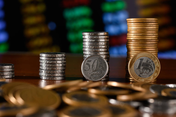 pile de devises formant un graphique à barres, argent brésilien sur un graphique financier - Photo, image
