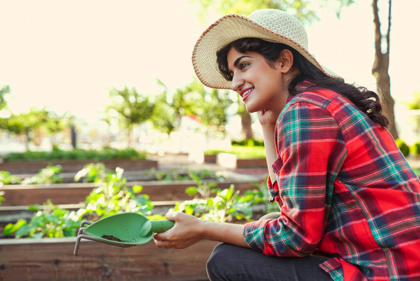 Mladá žena farmaření v zahradě na ekologické farmě. - Fotografie, Obrázek