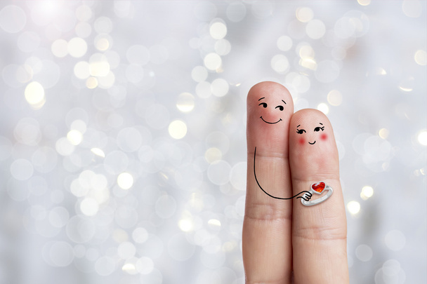 Konzeptionelle Fingerkunst eines glücklichen Paares. Der Mann gibt einen Ring ab. Archivbild - Foto, Bild