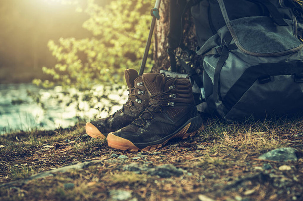 Caminhantes Trekking Shoes e uma mochila se preparando para uma próxima trilha. Tema ao ar livre. - Foto, Imagem