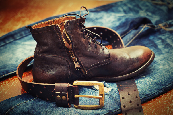 Moda tendencia - jeans, zapatos de cuero, cinturón de cuero con hebilla
 - Foto, Imagen