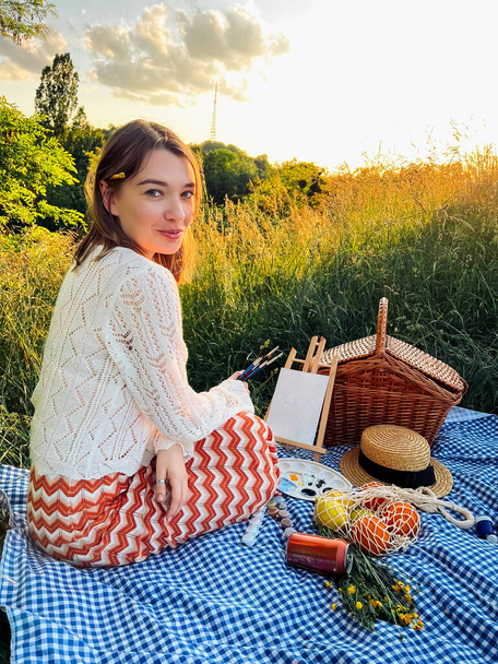 画家の楽園:女性はピクニック中に芸術を作成します. - 写真・画像